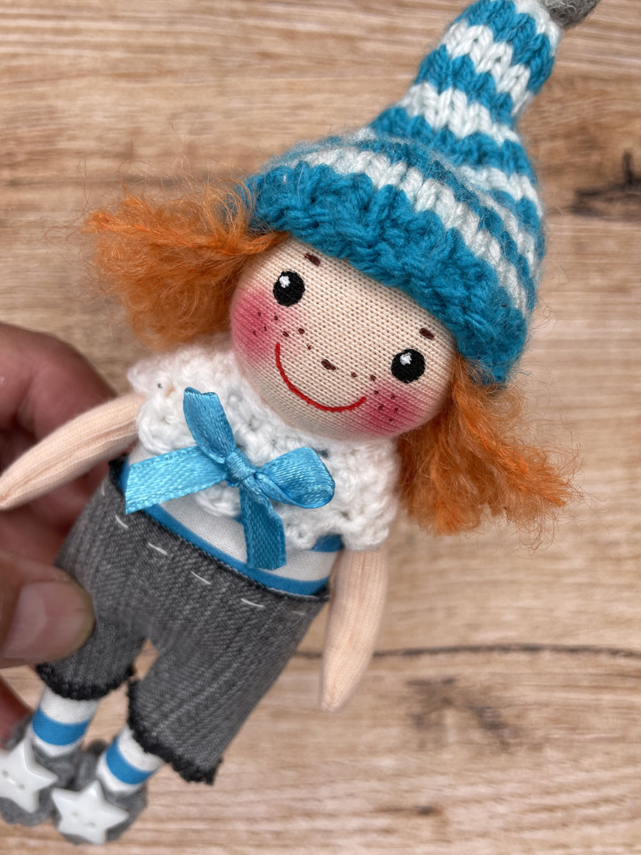 Mini Wichtel türkis-grau handgemachte Glückswichtel Puppe aus der Wichtelfabrik